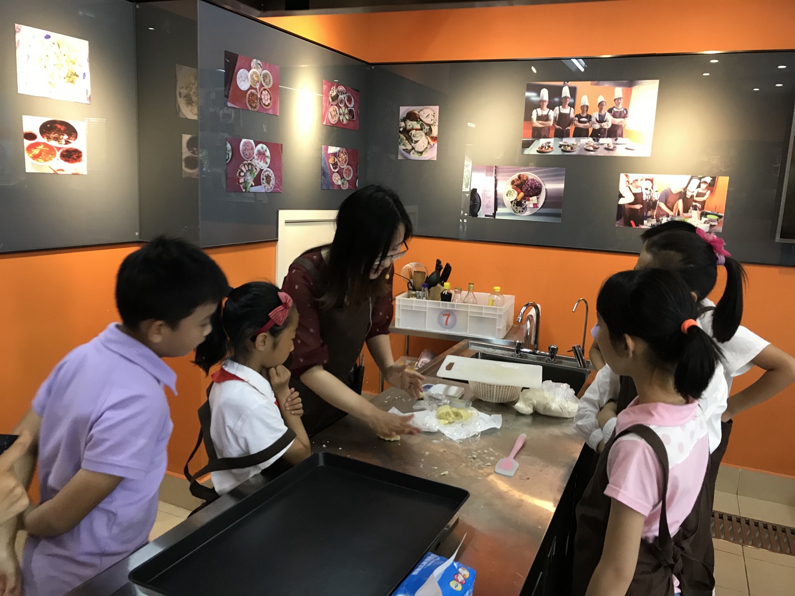 bevitor伟德国际1946工会举行六一亲子烘焙活动