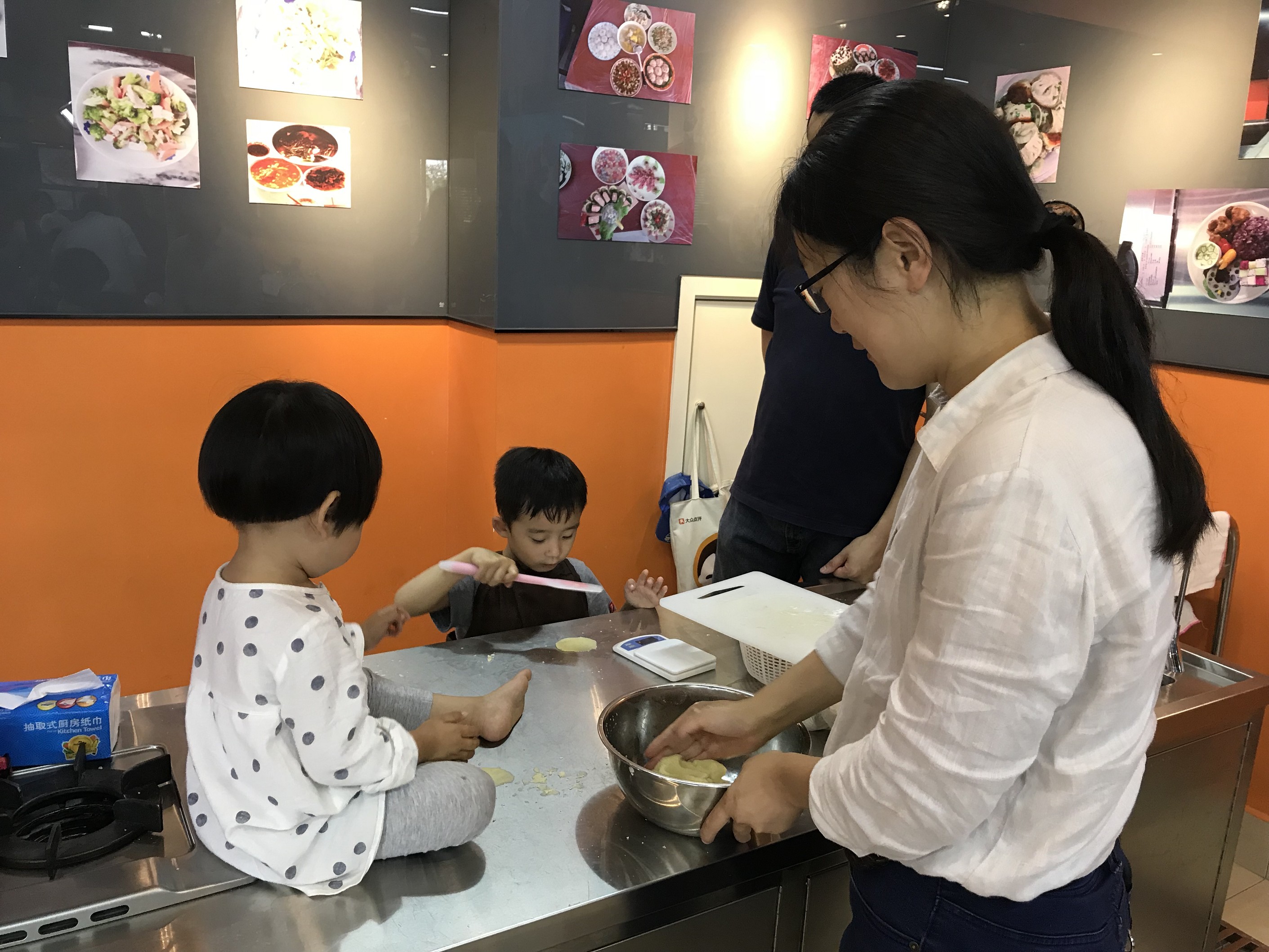 bevitor伟德国际1946工会举行六一亲子烘焙活动