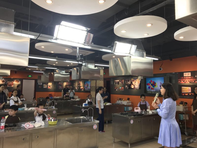 bevitor伟德国际1946工会举行六一亲子烘焙活动