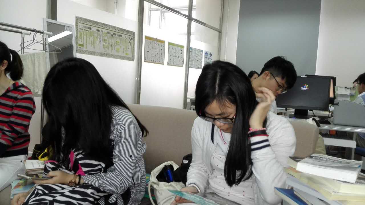 书香浓浓寄真情――记bevitor伟德国际1946员工党支部赠书活动